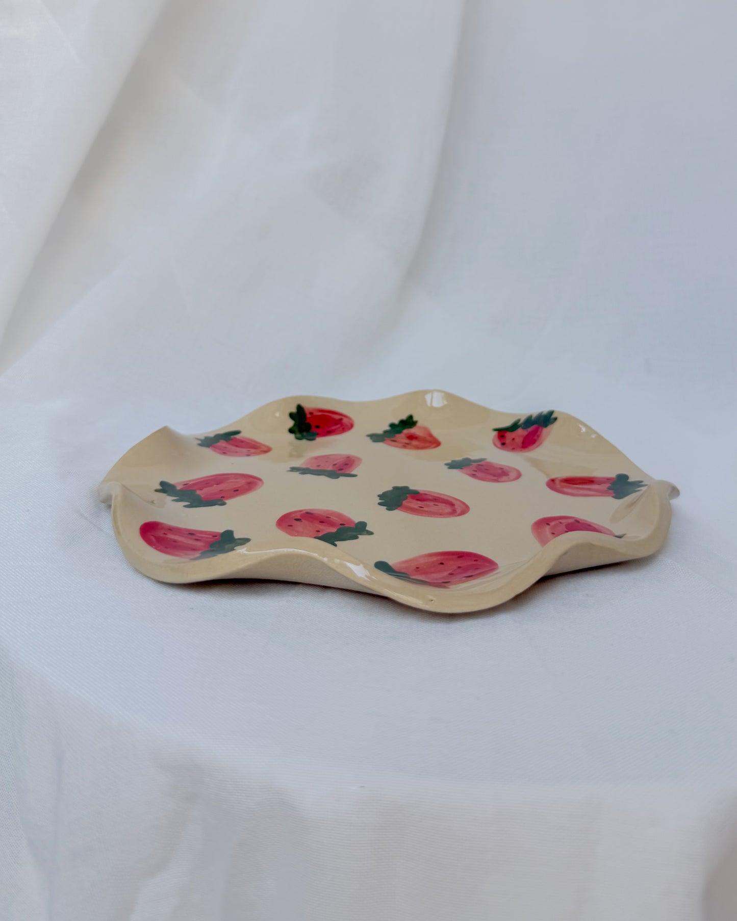Strawberries Wavy Plate M